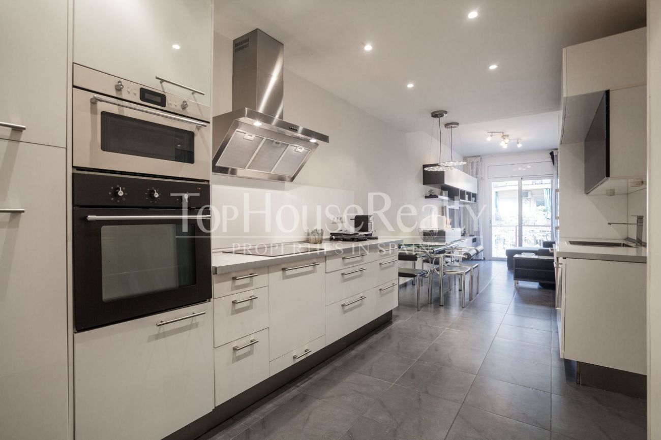 Renovated apartment for sale in Eixample, Barcelona — bright, modern and fully furnished