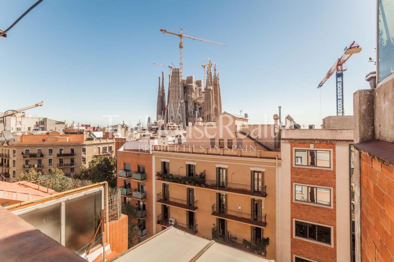 Nice and bright apartment next to Sagrada Familia