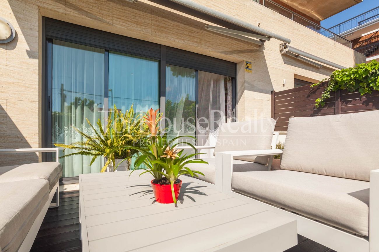 Bright semi-detached house with sea views in Castelldefels