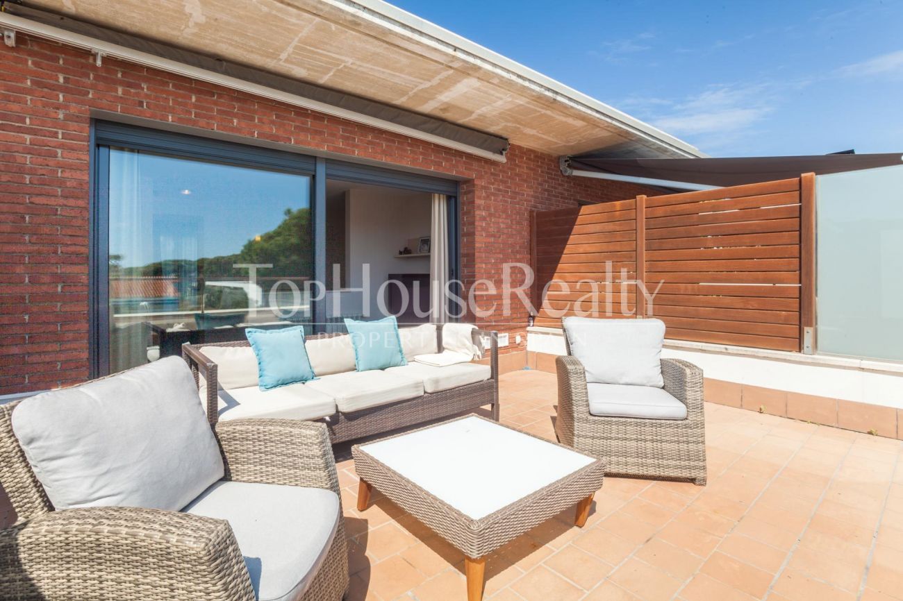 Bright semi-detached house with sea views in Castelldefels