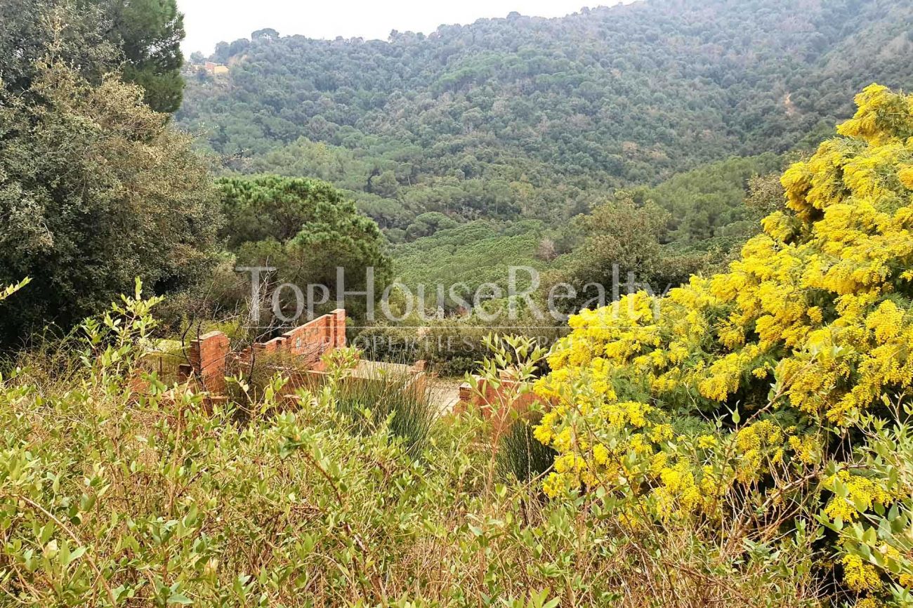 Plot with beautiful mountain views in Alella