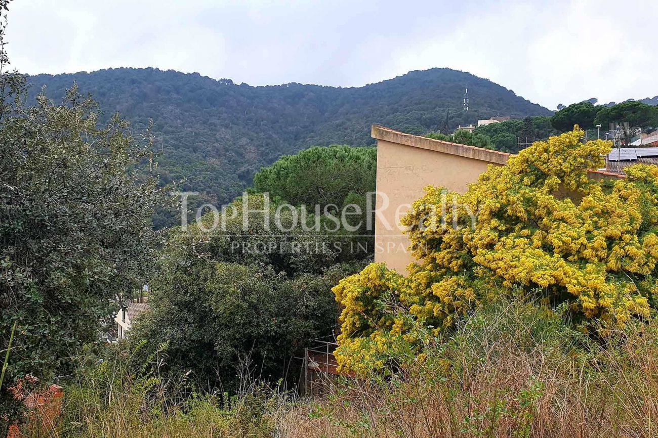 Plot with beautiful mountain views in Alella