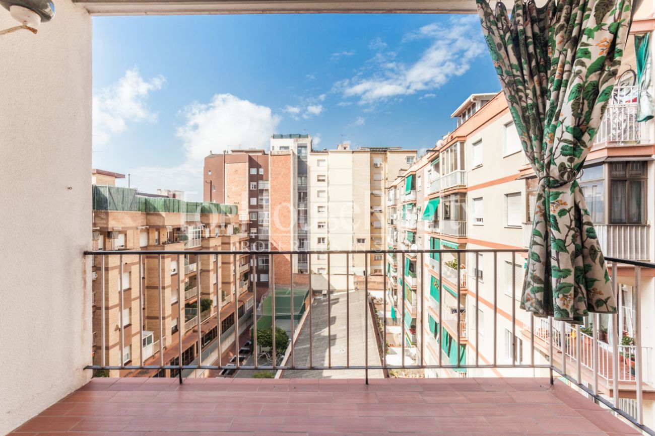 Light flat with terrace in Eixample Dret