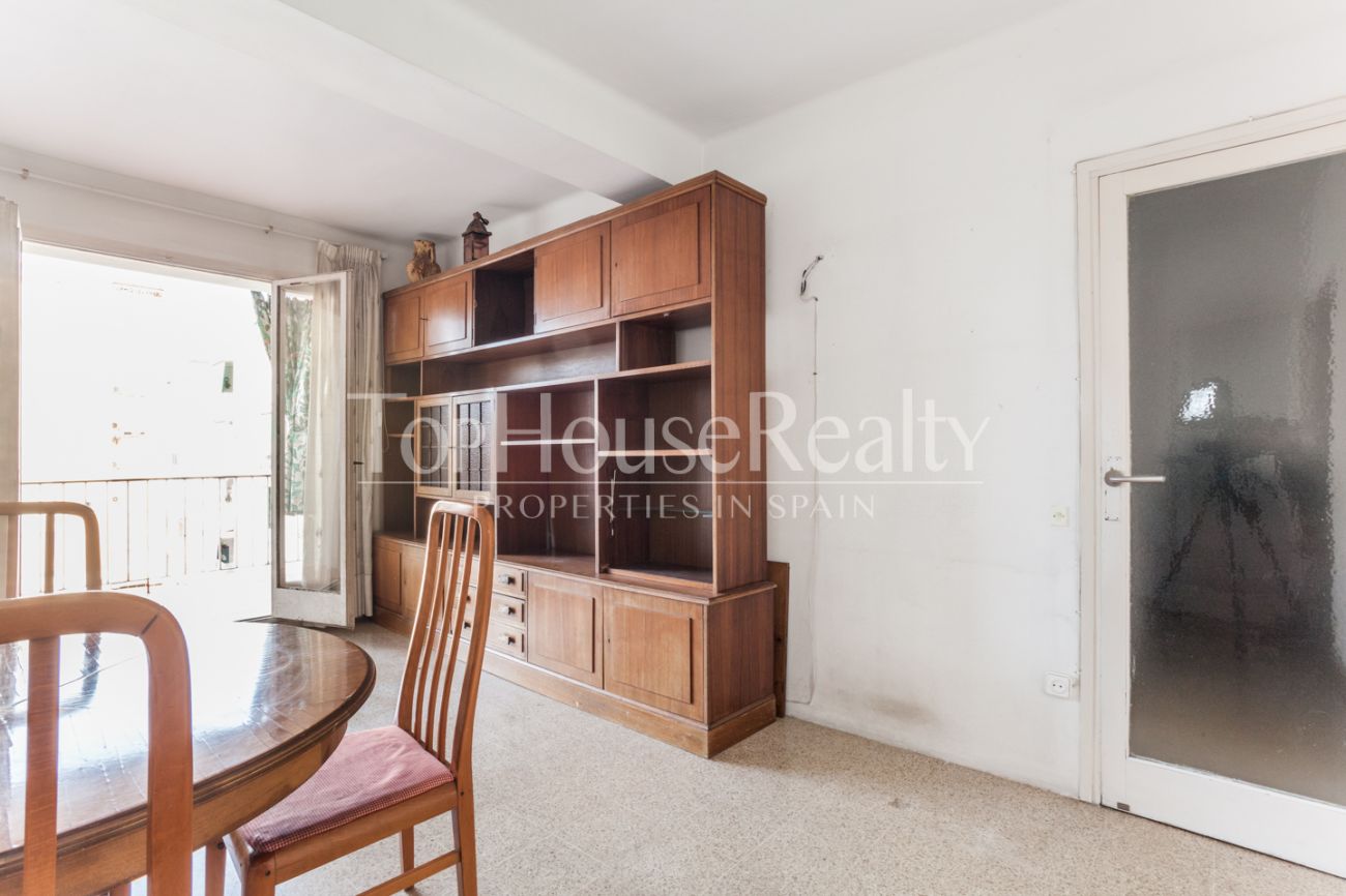 Light flat with terrace in Eixample Dret