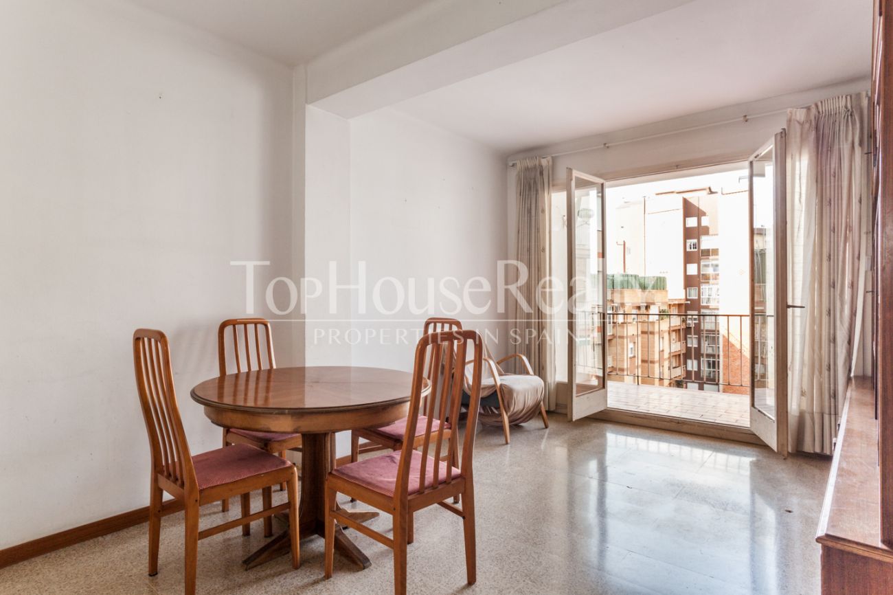 Light flat with terrace in Eixample Dret