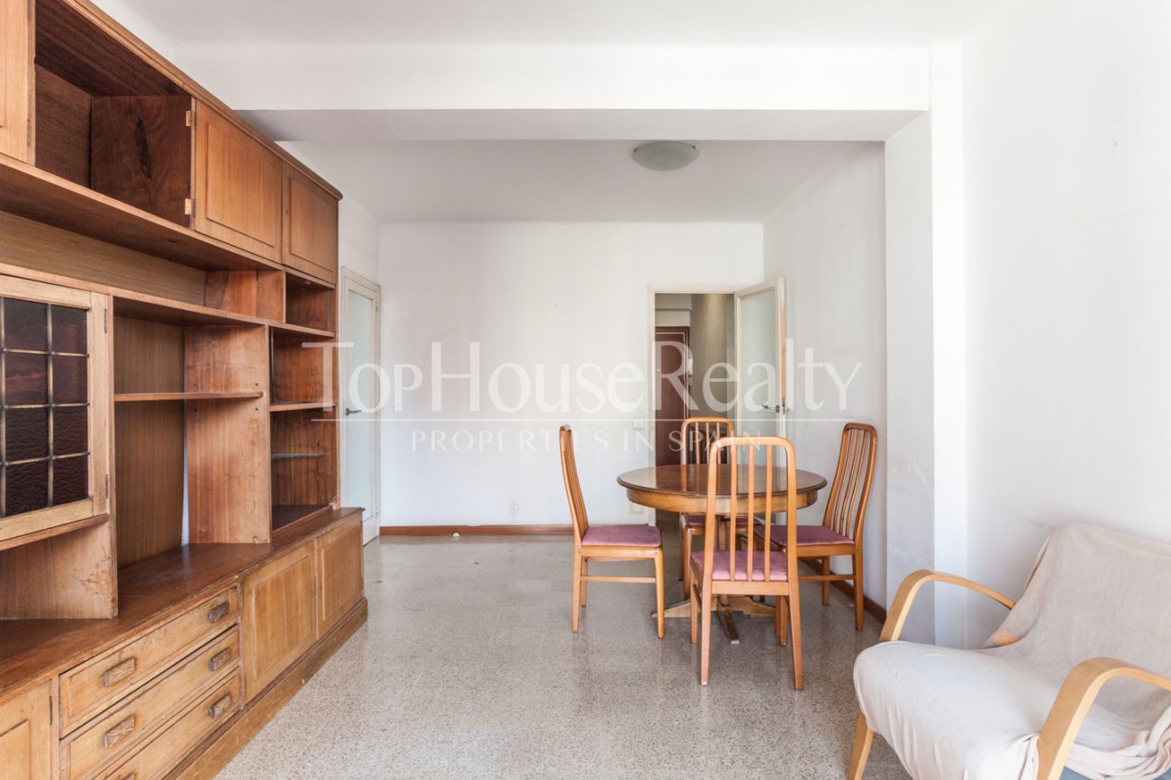 Light flat with terrace in Eixample Dret