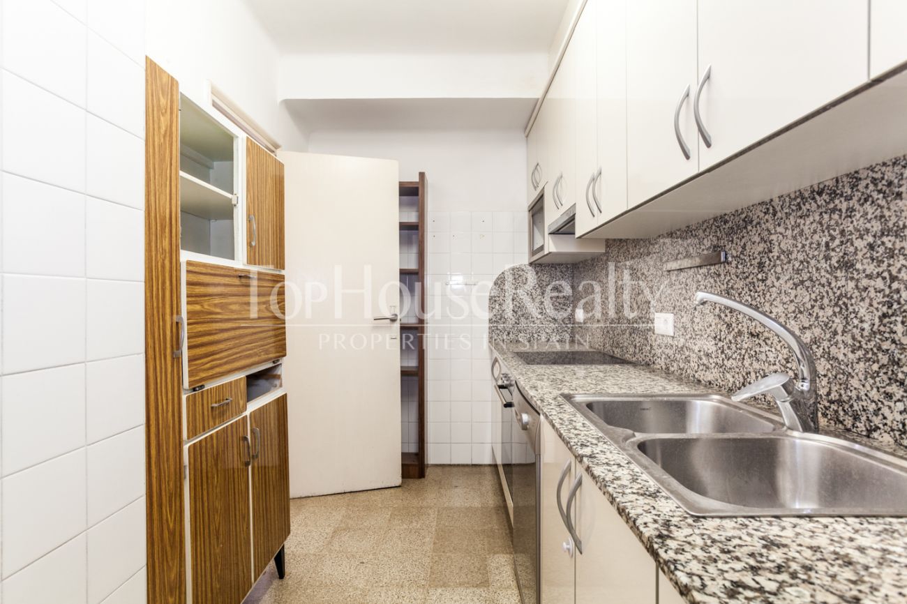 Light flat with terrace in Eixample Dret