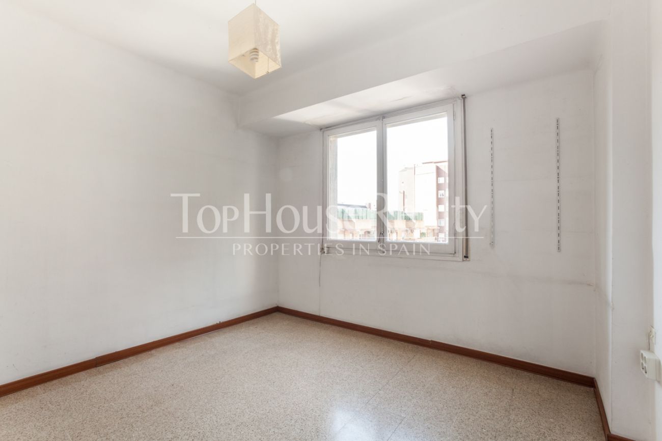 Light flat with terrace in Eixample Dret