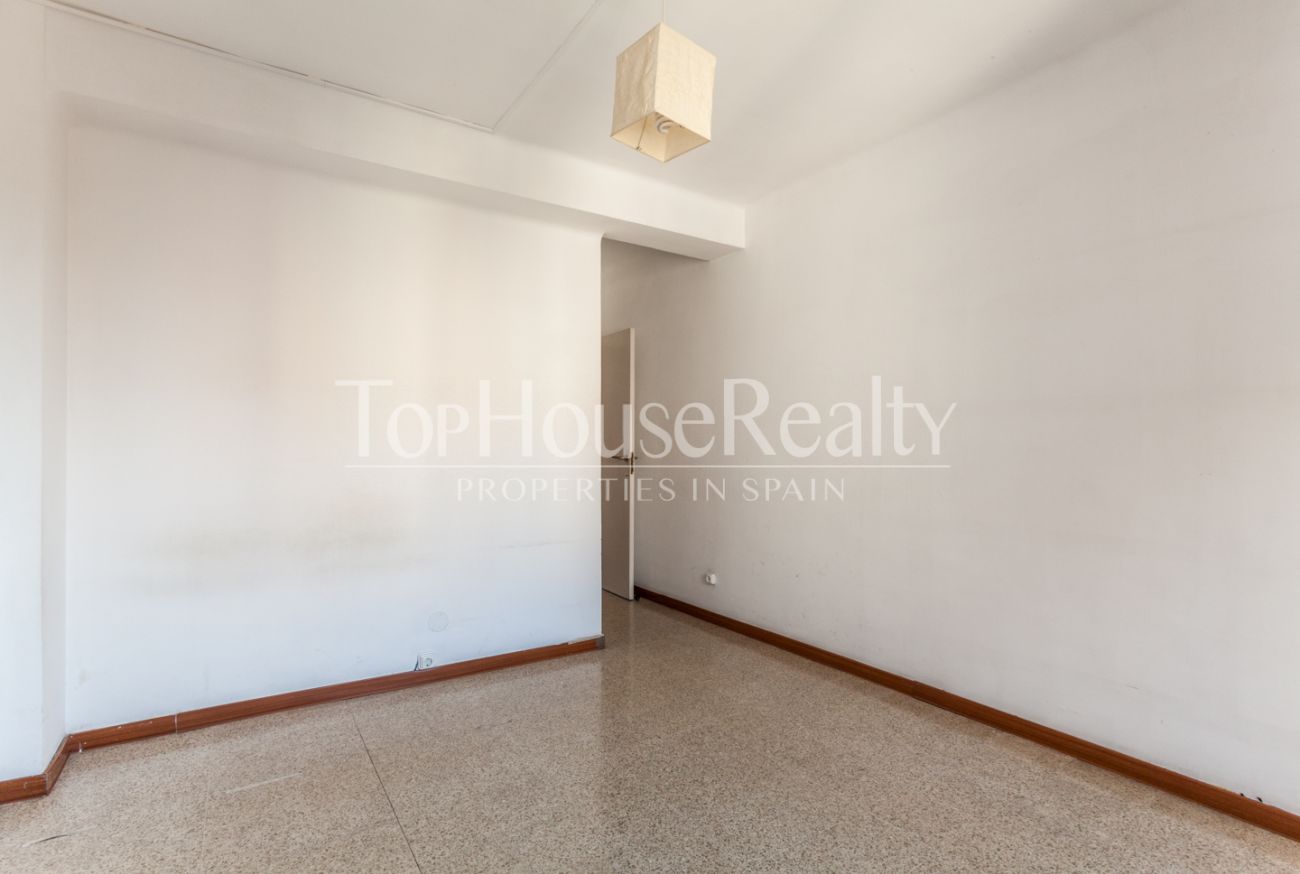 Light flat with terrace in Eixample Dret