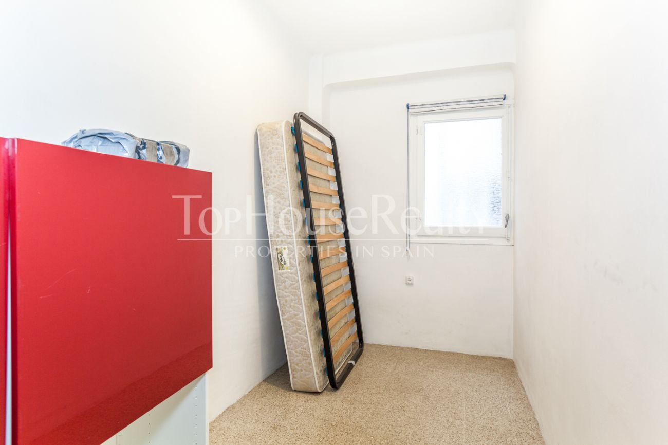 Light flat with terrace in Eixample Dret