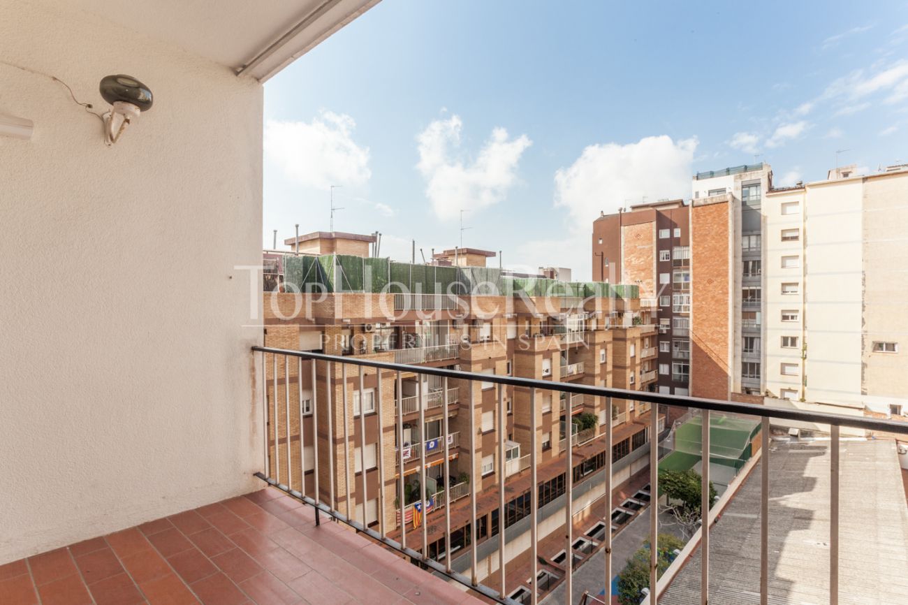 Light flat with terrace in Eixample Dret