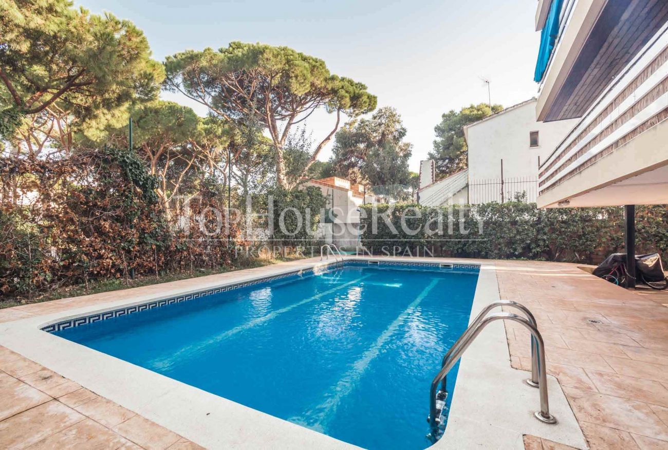 Large flat to reform in Castelldefels Beach