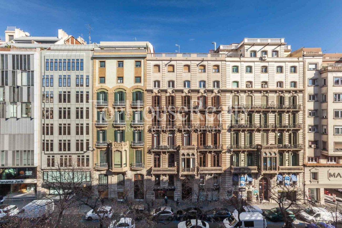 Spacious and bright apartment at Rambla Catalunya