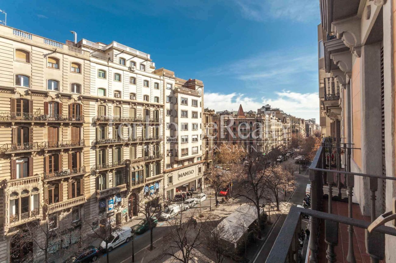 Spacious and bright apartment at Rambla Catalunya