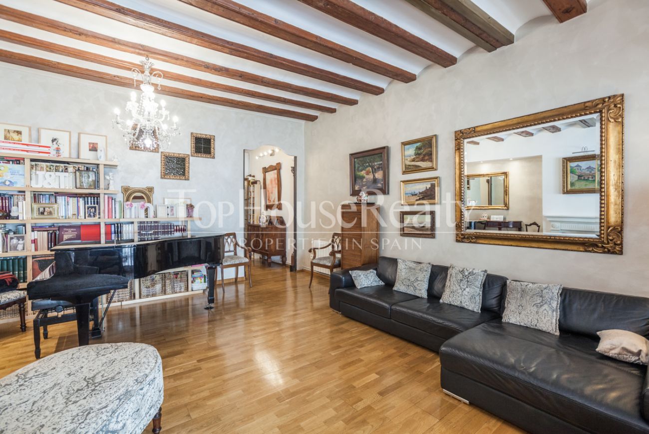 Two apartments for sale in el Gòtic district