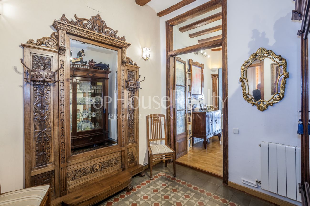 Two apartments for sale in el Gòtic district