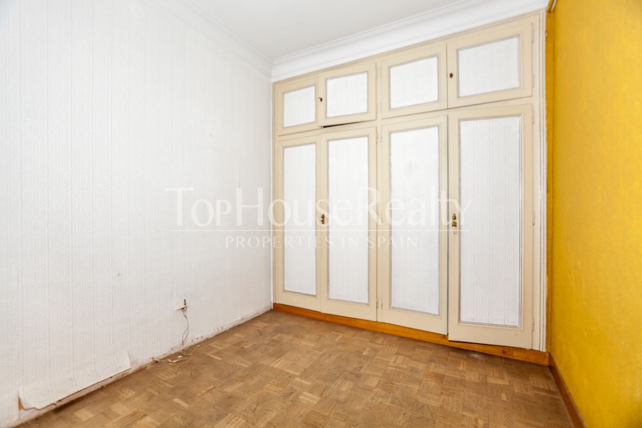Flat to be restored for sale, great investment opportunity