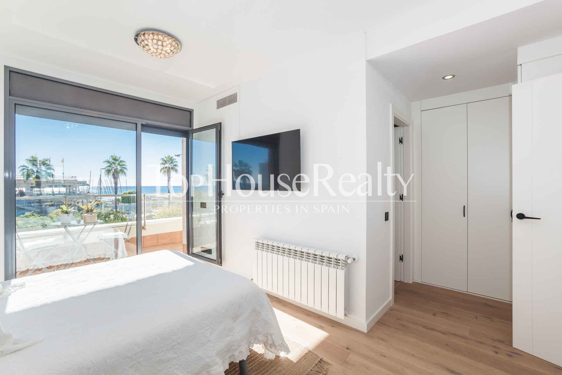 Townhouse in front of the sea in Castelldefels.