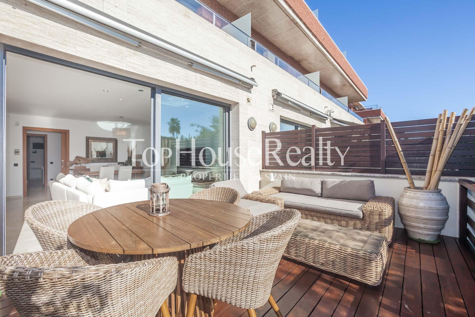 Townhouse in front of the sea in Castelldefels.