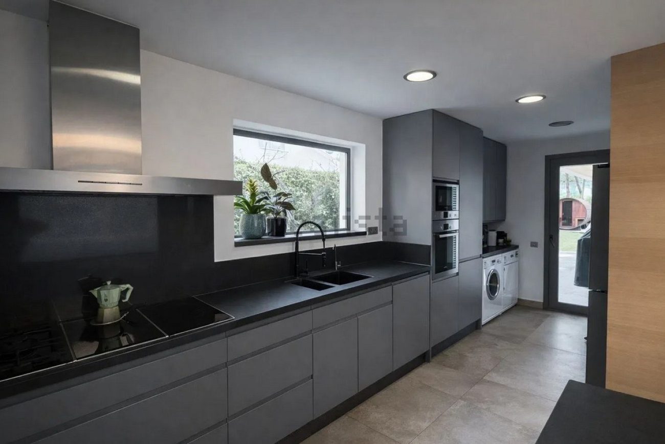 Villa for rent in Castelldefels Playa — second line to the sea with garden, pool and sauna