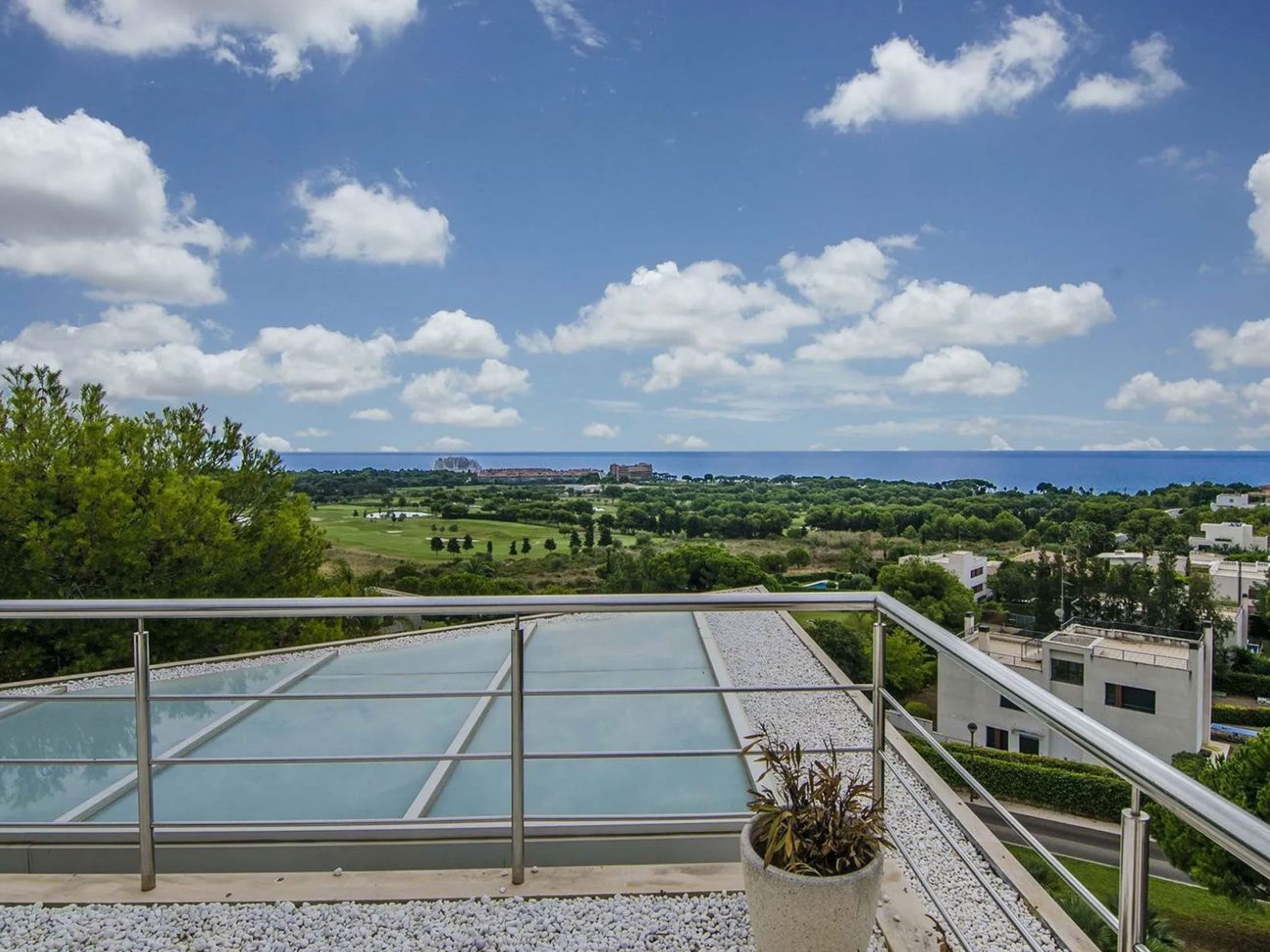 A modern and elegant home in a privileged location