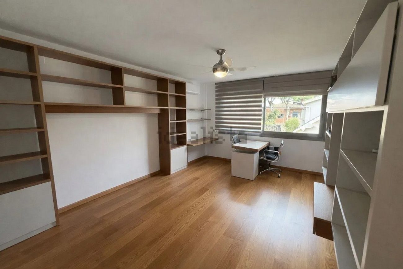 Villa for rent in Castelldefels Playa — second line to the sea with garden, pool and sauna