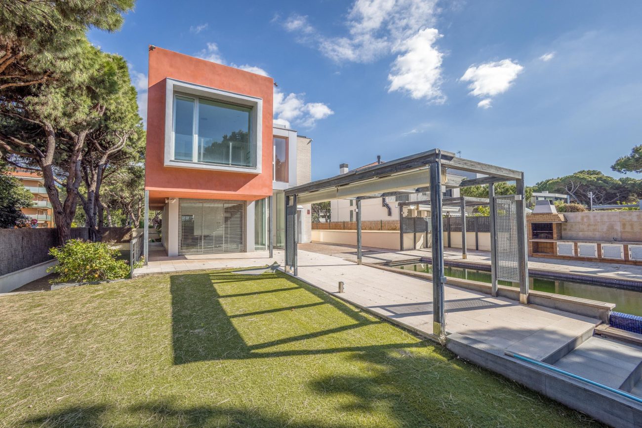A Dream Villa Just 200 Meters from the Sea