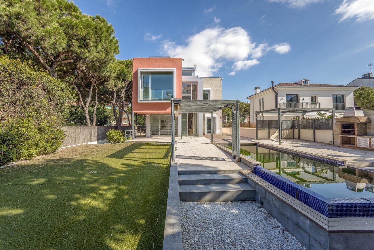 A Dream Villa Just 200 Meters from the Sea