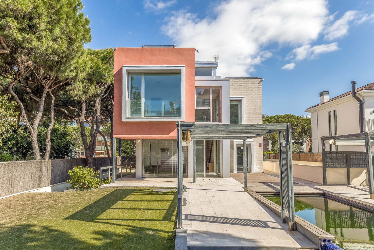 A Dream Villa Just 200 Meters from the Sea