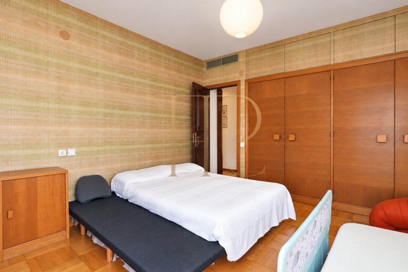 Apartment with terrace and pool in Pedralbes