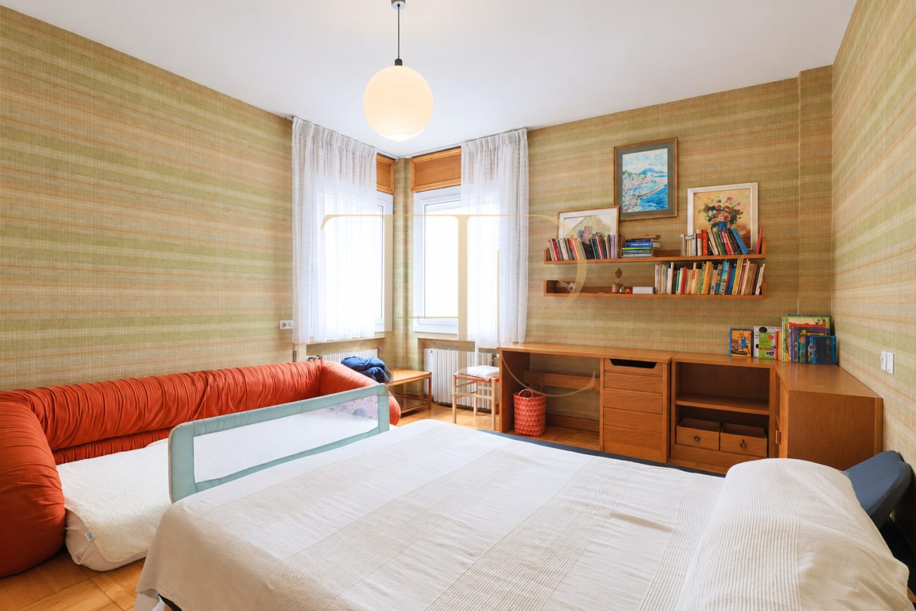 Apartment with terrace and pool in Pedralbes