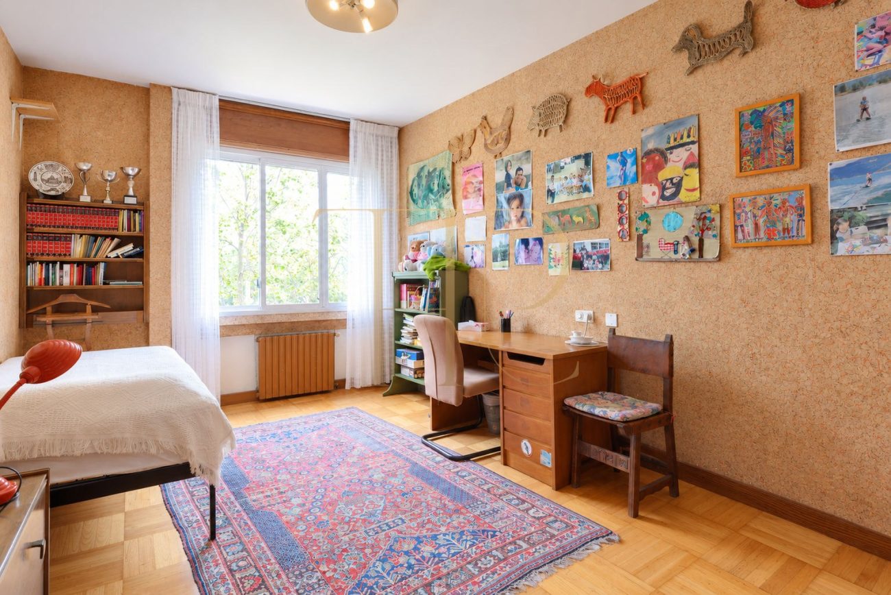 Apartment with terrace and pool in Pedralbes