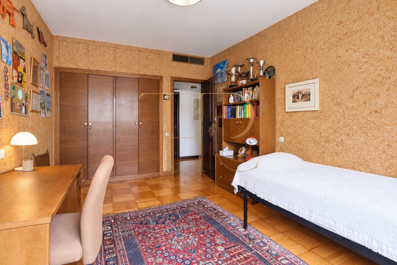 Apartment with terrace and pool in Pedralbes