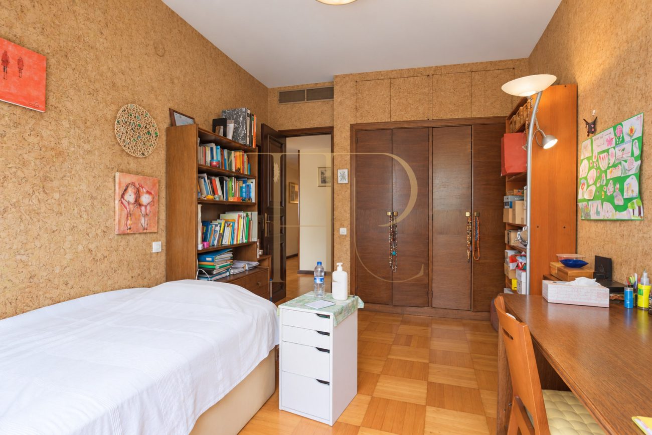Apartment with terrace and pool in Pedralbes
