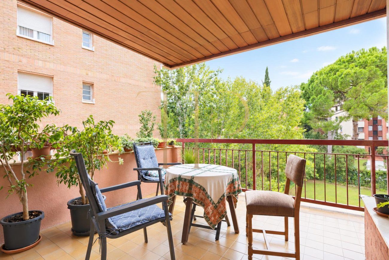 Apartment with terrace and pool in Pedralbes