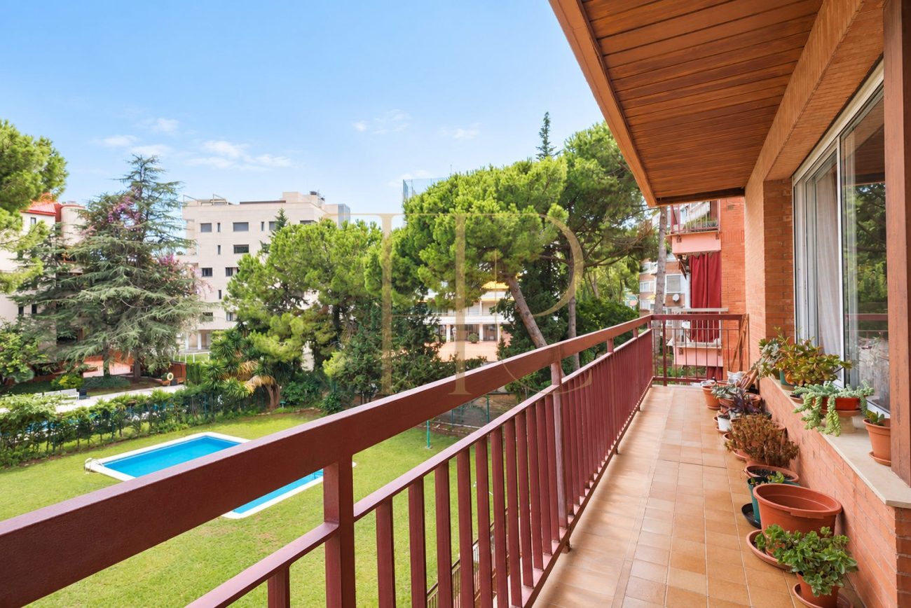 Apartment with terrace and pool in Pedralbes