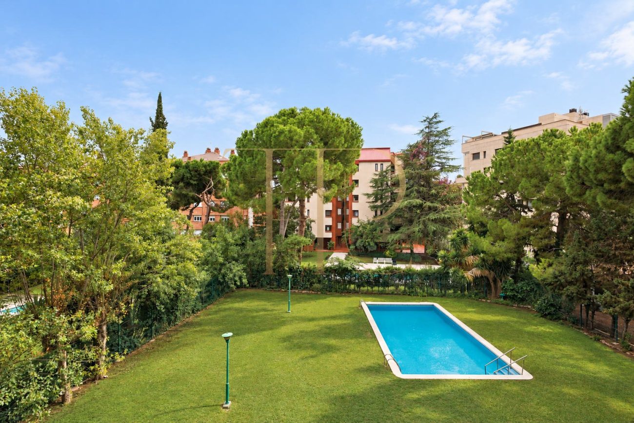 Apartment with terrace and pool in Pedralbes