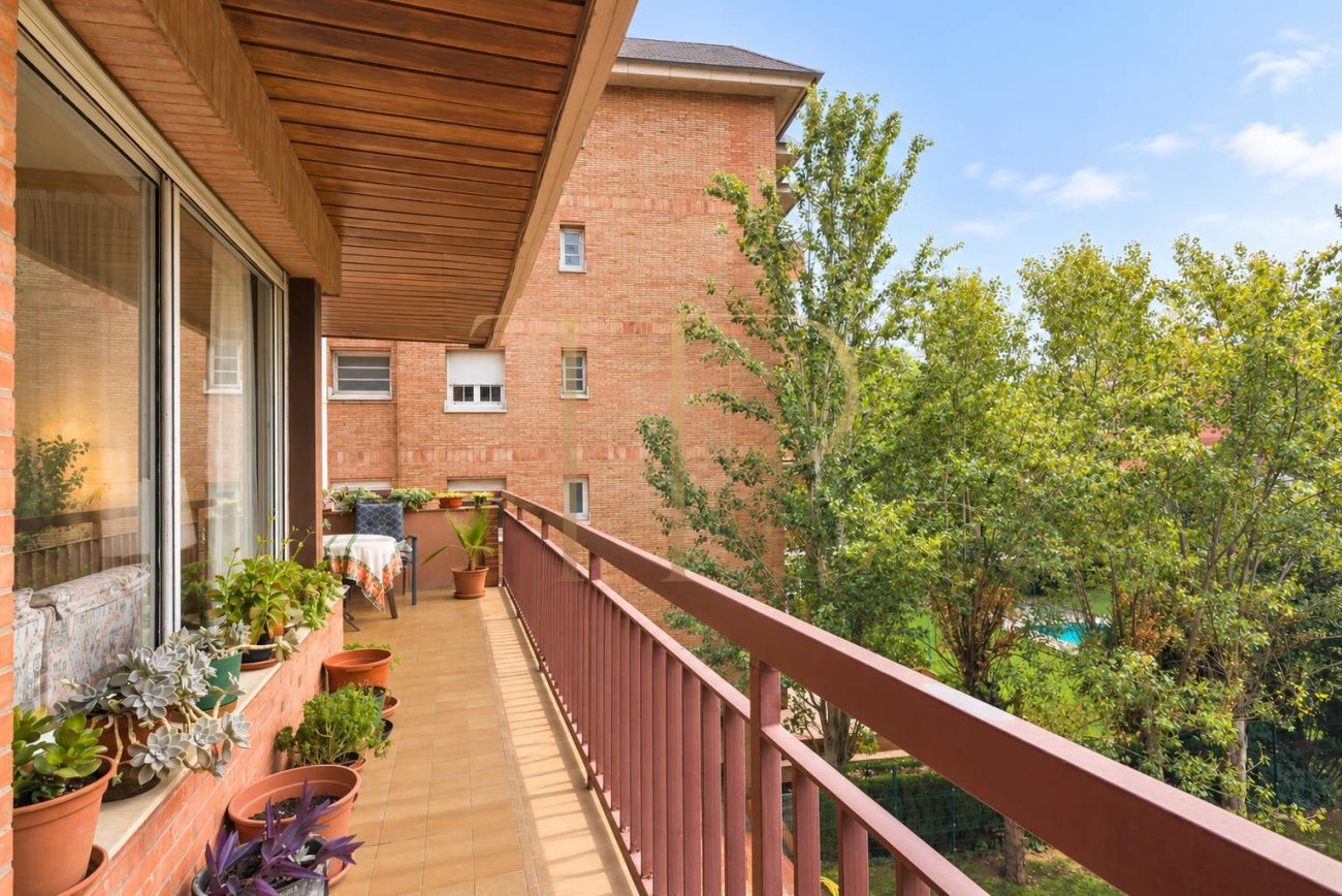 Apartment with terrace and pool in Pedralbes