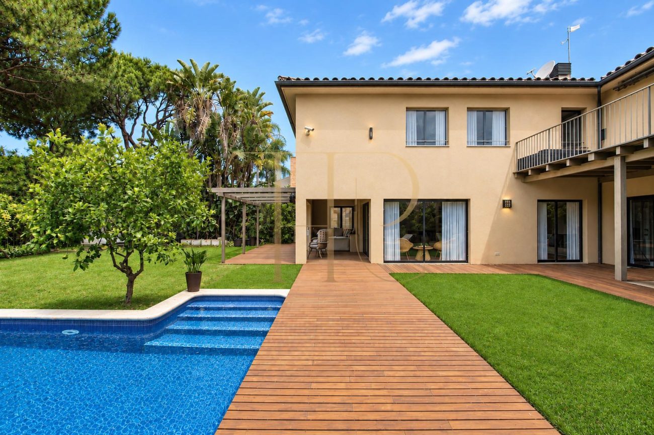 Detached villa with pool near Gavà Mar beach
