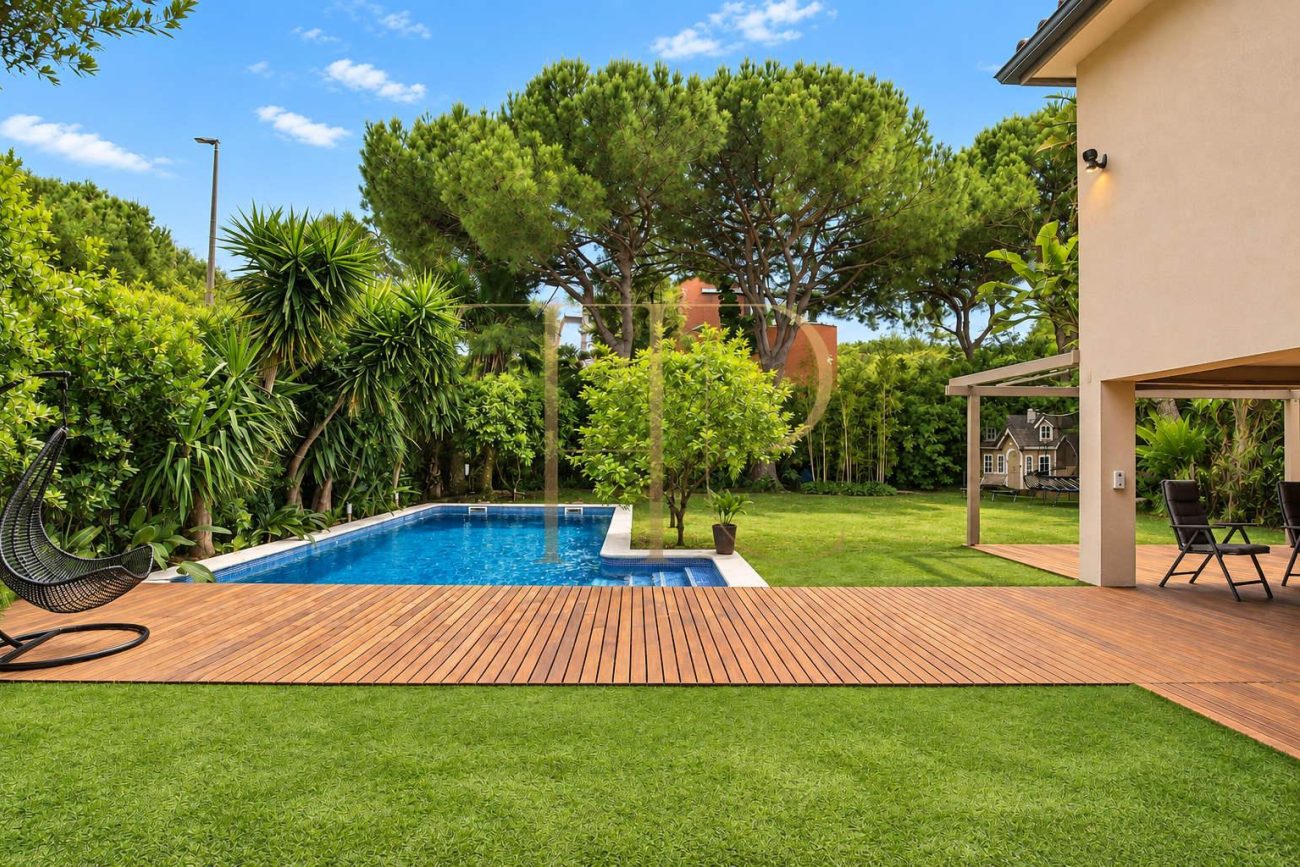 Detached villa with pool near Gavà Mar beach