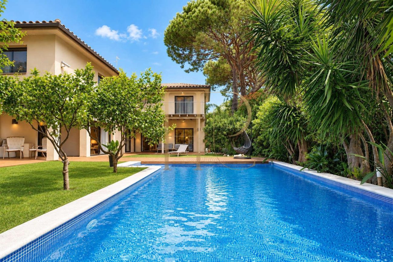 Detached villa with pool near Gavà Mar beach