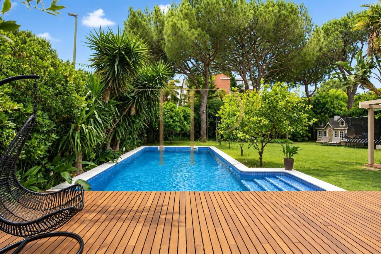 Detached villa with pool near Gavà Mar beach
