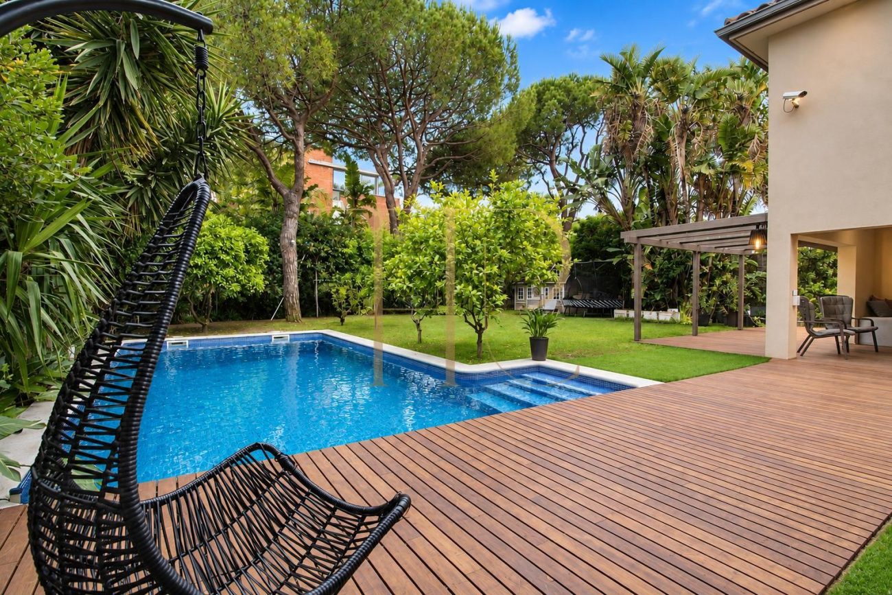 Detached villa with pool near Gavà Mar beach
