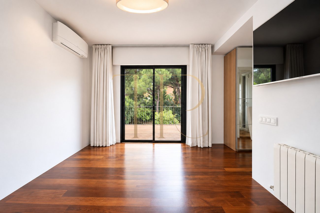 Detached villa with pool near Gavà Mar beach