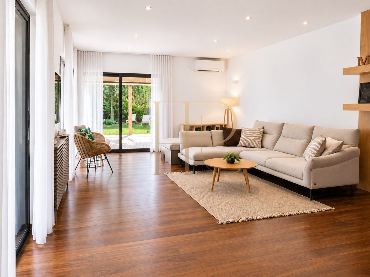 Detached villa with pool near Gavà Mar beach