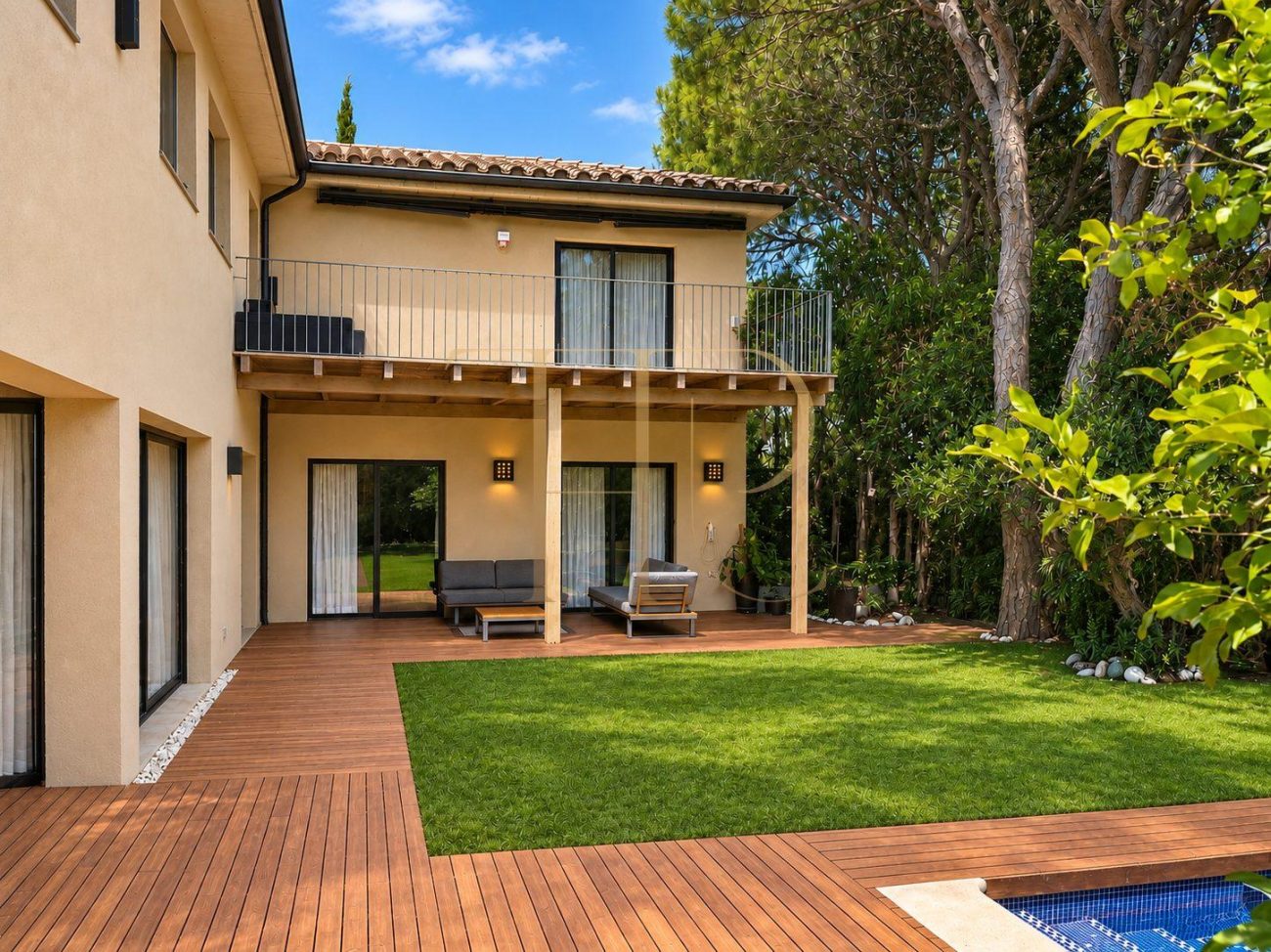 Detached villa with pool near Gavà Mar beach