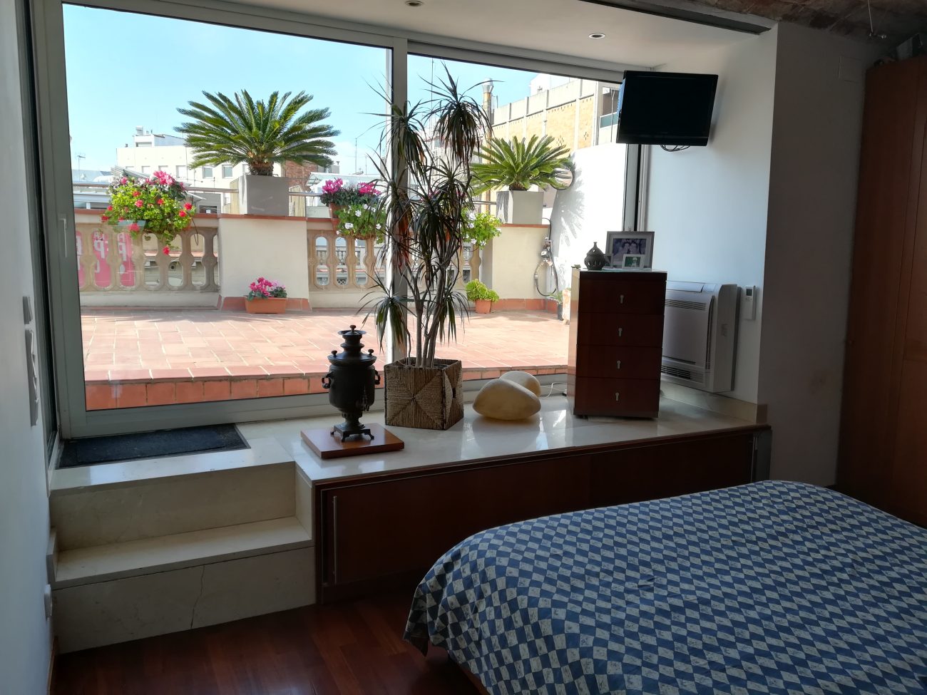 Penthouse for Rent in the Heart of Barcelona: Spacious Terraces and Spectacular Views