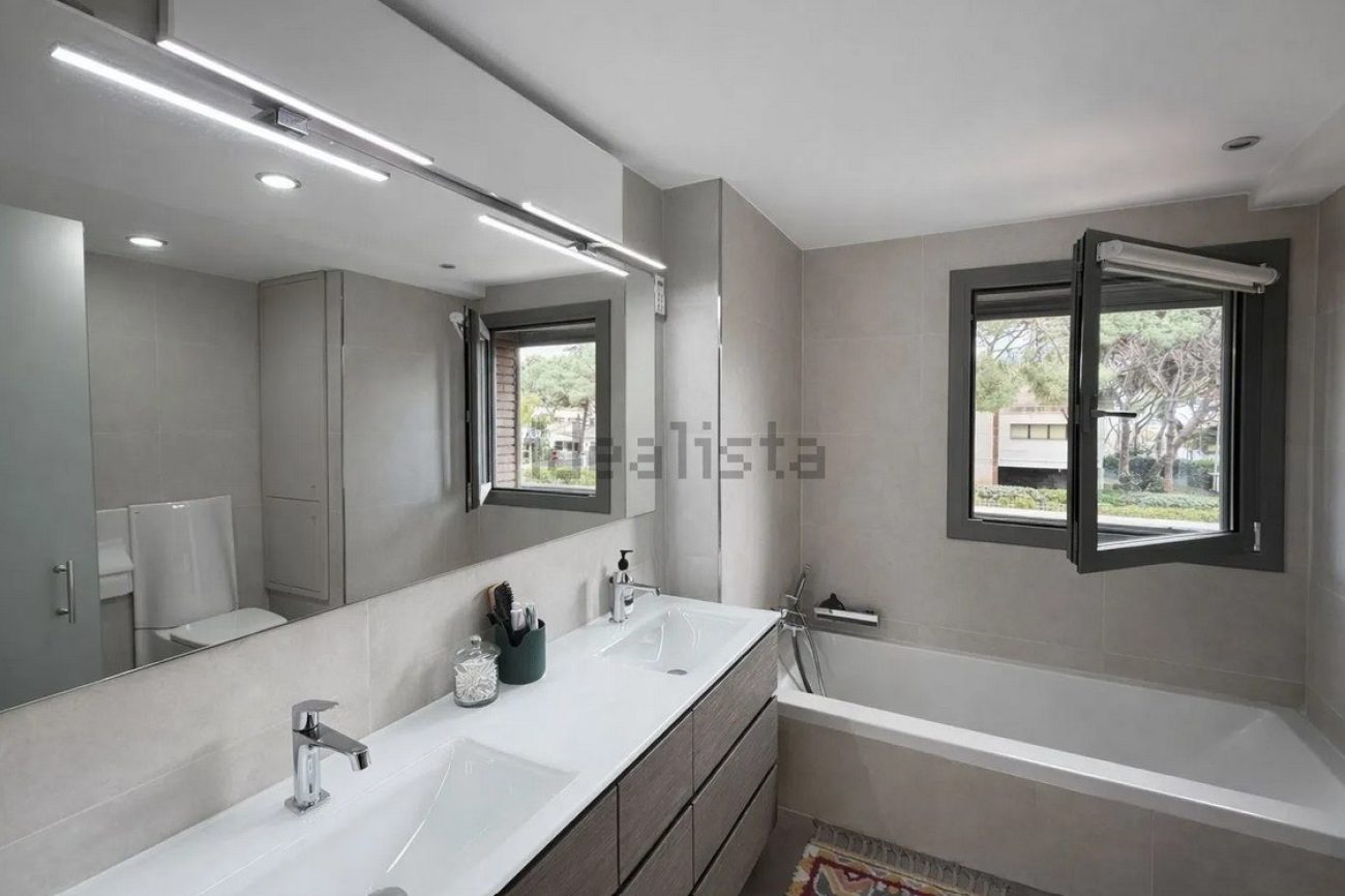 Villa for rent in Castelldefels Playa — second line to the sea with garden, pool and sauna
