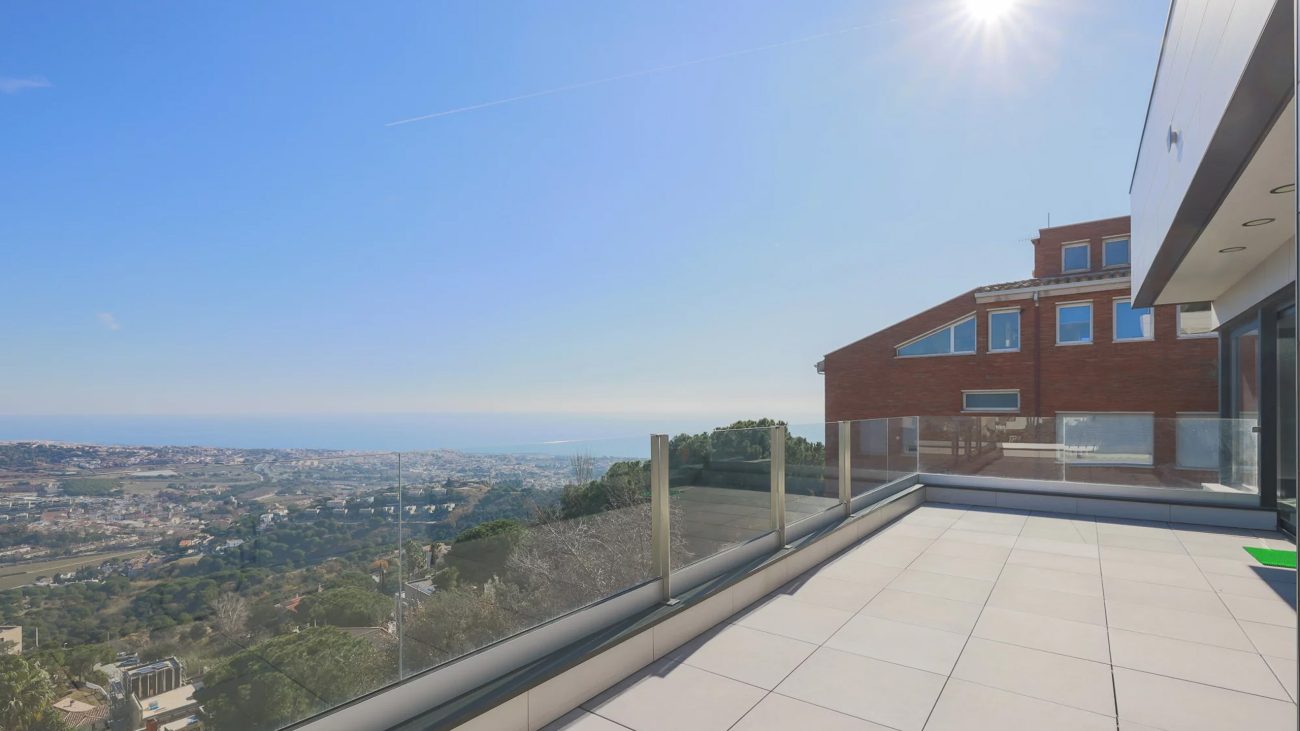 An eco-friendly and light-filled home with stunning sea views