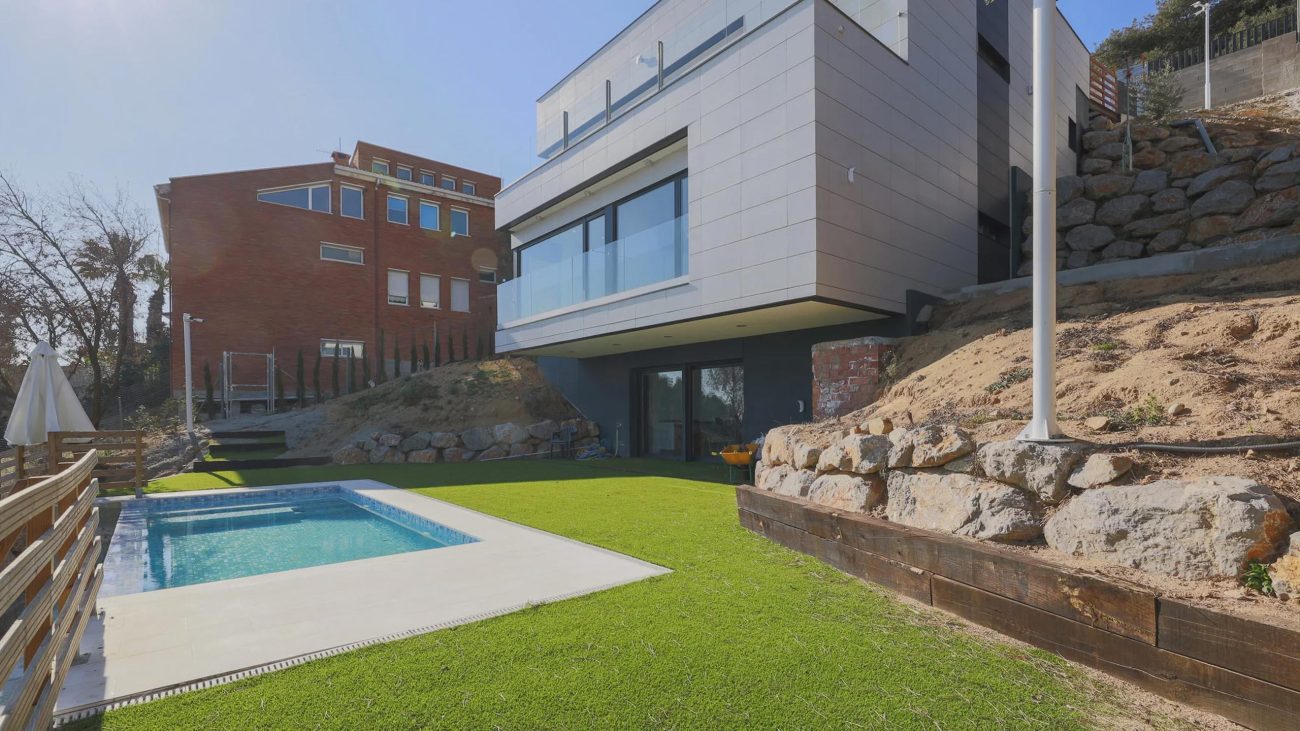 An eco-friendly and light-filled home with stunning sea views